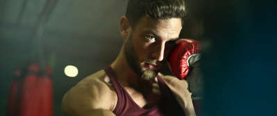 Imagem de um homem segurando uma luva de boxe